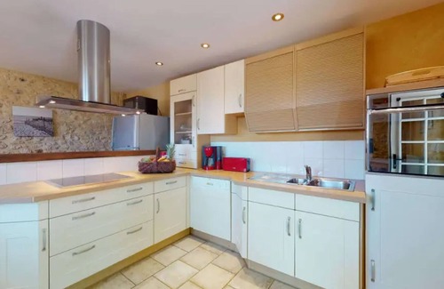 Sainte-Foy-de-Longas House | Holiday Home 'Le Tonnelier' with Private Garden and Wi-Fi