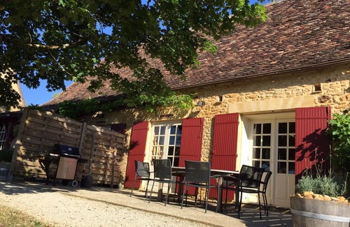Sainte-Foy-de-Longas House | Holiday Home 'Le Pastoureau' with Private Terrace, Private Garden and Wi-Fi