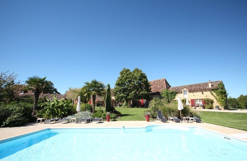 Sainte-Foy-de-Longas House | Holiday Home 'Le Bourrelier' with Shared Garden and Wi-Fi