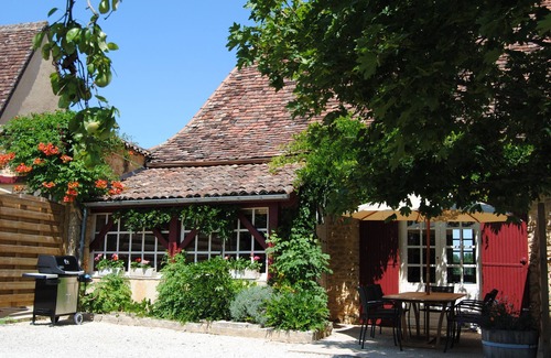 Sainte-Foy-de-Longas House | Holiday Home 'Le Bourrelier' with Shared Garden and Wi-Fi