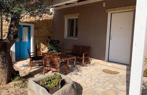 San Giovanni Suergiu House | Holiday Home 'Domu Quesada' with Private Terrace, Wi-Fi and Air Conditioning