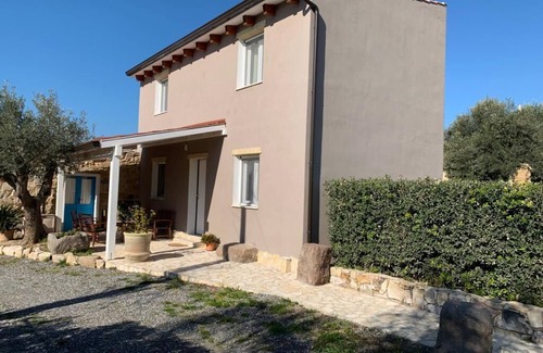San Giovanni Suergiu House | Holiday Home 'Domu Quesada' with Private Terrace, Wi-Fi and Air Conditioning