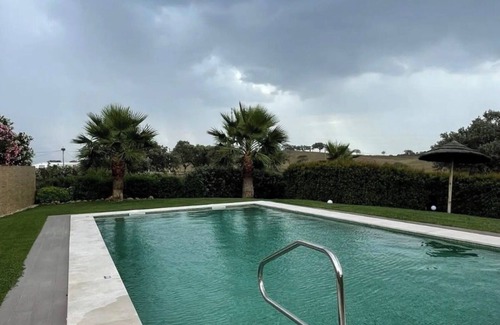 Aldeia dos Palheiros House | Holiday Home 'Herdade Monte Gordo - Casa 1' with Shared Pool, Wi-Fi and Air Conditioning