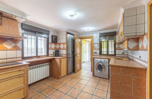 Fuentiduena de Tajo House | Holiday Home 'Los Almendros' with Private Pool, Wi-Fi and Air Conditioning