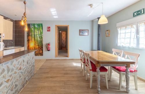 Fuentiduena de Tajo House | Holiday Home 'Casa Fina' with Private Pool, Shared Terrace and Wi-Fi