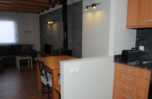 Isona House | Holiday Home 'Singratalla Del Pallars Jussà' with Wi-Fi and Air Conditioning
