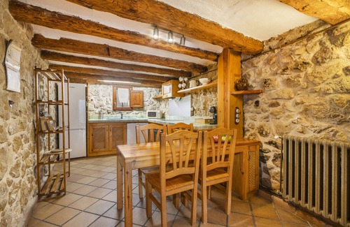 La Baronia de Rialb House | Holiday Home 'Mas Vilardaga' with Mountain View, Wi-Fi and Air Conditioning