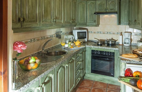 El Rincon House | Holiday Home Hibiscus Cottage with Balcony, Shared Pool and Wi-Fi
