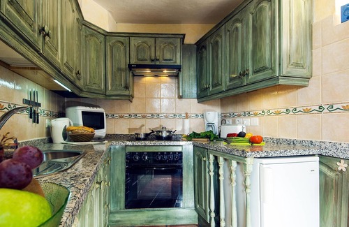 El Rincon House | Holiday Home Hibiscus Cottage with Balcony, Shared Pool and Wi-Fi