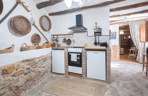 Villanueva de Viver House | Holiday Home 'La Casa Del Herrero' with Private Terrace and Wi-Fi