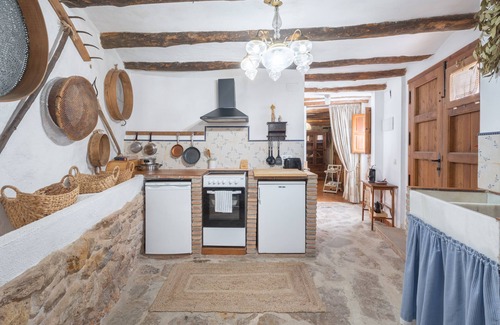 Villanueva de Viver House | Holiday Home 'La Casa Del Herrero' with Private Terrace and Wi-Fi