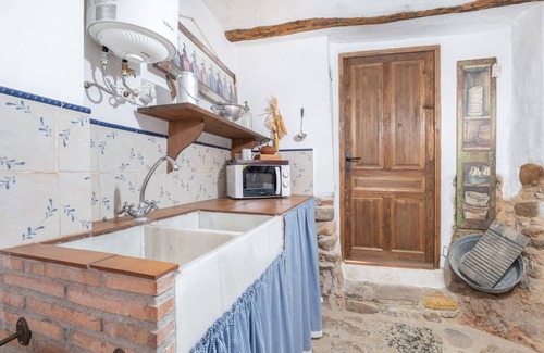 Villanueva de Viver House | Holiday Home 'La Casa Del Herrero' with Private Terrace and Wi-Fi