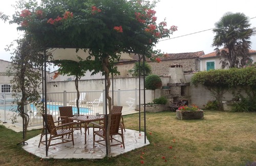 Fontaine Chalendray House | Holiday Home 'Gite L'ouche De Mai' with Private Pool, Private Terrace and Wi-Fi