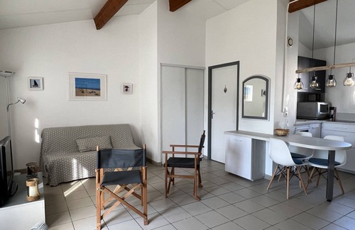 Le Chateau-d'Oleron House | Holiday Home "52 Amareyeurs" close to the Sea with Shared Pool