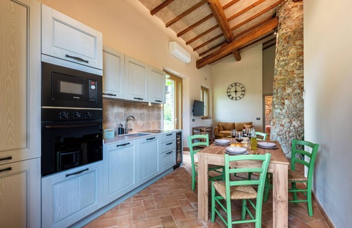 San Macario In Monte House | Holiday Home 'Rustico Con Jacuzzi In Toscana' with Shared Pool, Wi-Fi and Air Conditioning