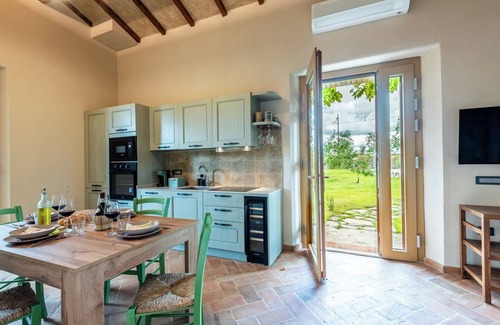 San Macario In Monte House | Holiday Home 'Rustico Con Jacuzzi In Toscana' with Shared Pool, Wi-Fi and Air Conditioning