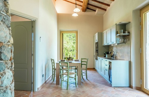 San Macario In Monte House | Holiday Home 'Rustico Con Jacuzzi In Toscana' with Shared Pool, Wi-Fi and Air Conditioning