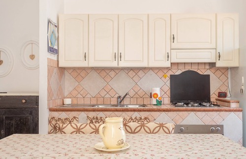 Scano di Montiferro House | Holiday Home 'La Casa Rosa Di Rita E Franco' with Balcony and Wi-Fi