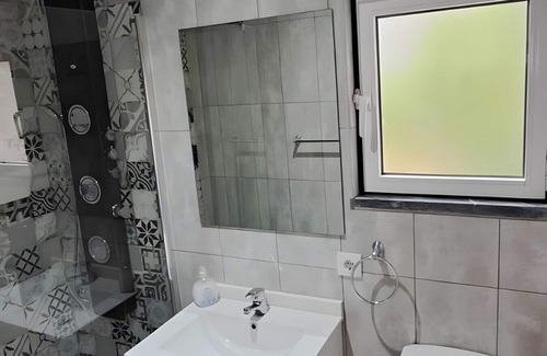 Castanheira de Pera House | Holiday Home 'Vazperalta' with Shared Terrace