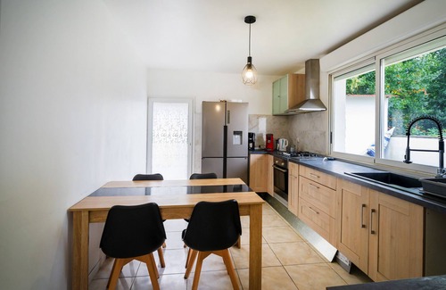 Boucau House | Holiday Home '3-Bedroom House Garden 2km Beach' with Shared Terrace, Garden and Wi-Fi