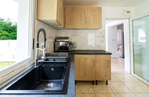 Boucau House | Holiday Home '3-Bedroom House Garden 2km Beach' with Shared Terrace, Garden and Wi-Fi