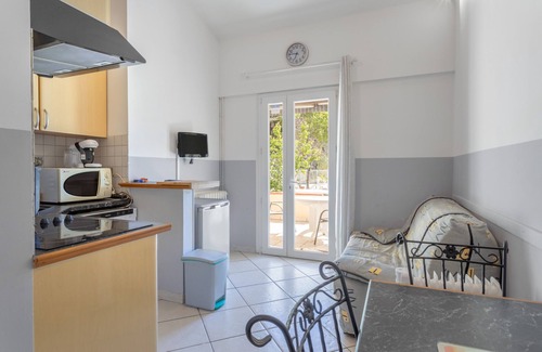 Reynes House | Holiday Home 4 with Mountain View, Shared Pool