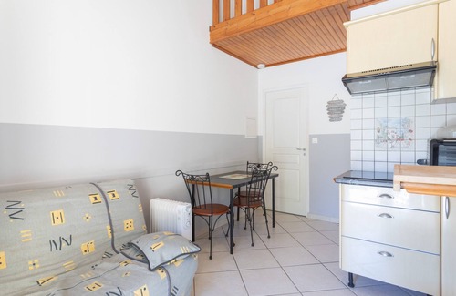 Reynes House | Holiday Home 4 with Mountain View, Shared Pool
