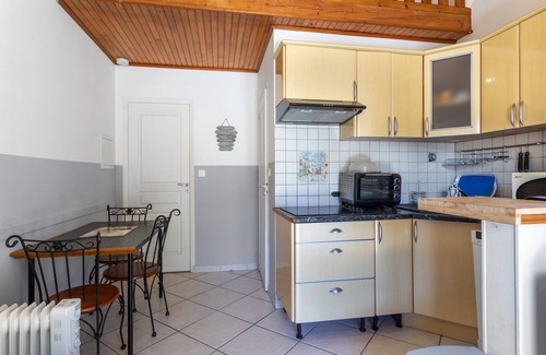 Reynes House | Holiday Home 4 with Mountain View, Shared Pool