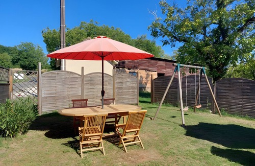 Sainte-Nathalene House | Holiday Home 'Au Petit Touron Ste Nathalène' with Private Terrace, Private Garden and Wi-Fi