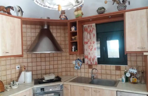 Kokinos Pirgos House | Holiday home a few steps from the beach with private secluded garden