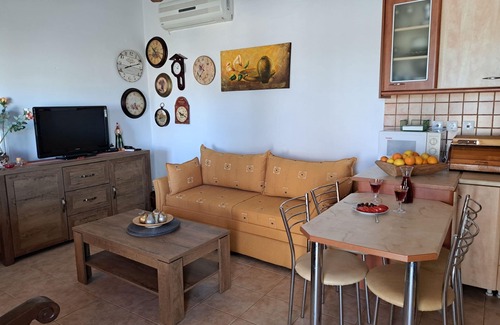 Kokinos Pirgos House | Holiday home a few steps from the beach with private secluded garden