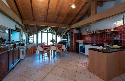 Dercolo House | Holiday Home 'Agrihouse Welcome In The Brenta' with Mountain View, Private Garden and Wi-Fi