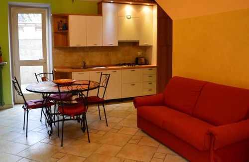 Moretta House | Holiday Home "Agriturismo Casa de Colores Giallo" with Shared Garden & Wi-Fi