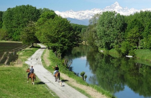 Moretta House | Holiday Home "Agriturismo Casa de Colores Giallo" with Shared Garden & Wi-Fi