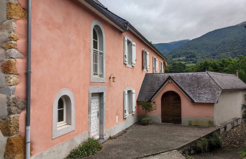 Sainte-Engrace House | Holiday Home 'Ainerak' with Mountain View, Private Pool and Wi-Fi