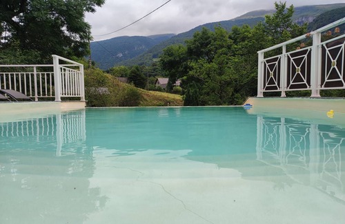 Sainte-Engrace House | Holiday Home 'Ainerak' with Mountain View, Private Pool and Wi-Fi