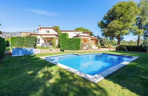 Bonmont Terres Noves House | Holiday Home "Al Alba" with Mountain Views, Shared Pool and Wi-Fi