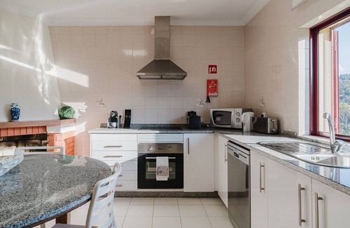 Canicada House | Holiday Home 'Alojamento Casa Da Pedra Verde' with Mountain View, Private Pool and Wi-Fi