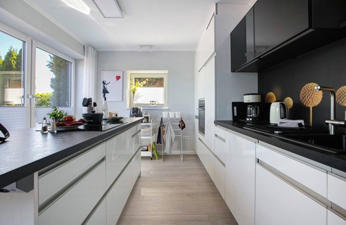 Hemmingstedt House | Holiday Home 'Alte Tischlerei' with Private Terrace, Shared Garden and Wi-Fi