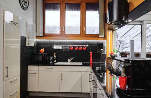 Wehingen House | Holiday Home 'Am Millibach' with Private Terrace, Private Garden and Wi-Fi