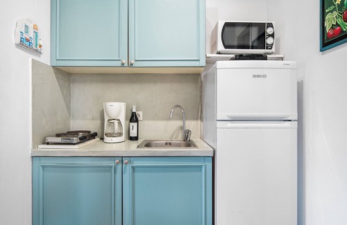 Serifos House | Holiday Home 'Ammos 1' with Private Terrace, Balcony and Air Conditioning