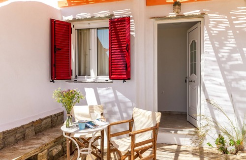 Agios Ioannis House | Holiday Home 'Anemologio 202 Studio Tinos' with Sea View, Wi-Fi and Air Conditioning