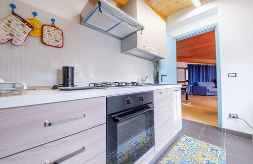 Pace del Mela Apartment | Holiday Home 'Appartamento Smeralda' with Private Terrace, Wi-Fi and Air Conditioning