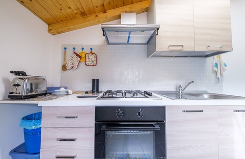 Pace del Mela Apartment | Holiday Home 'Appartamento Smeralda' with Private Terrace, Wi-Fi and Air Conditioning