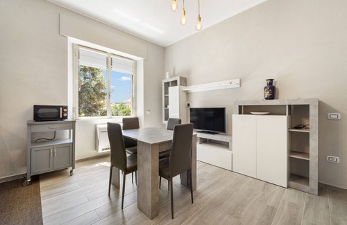 Carbonia House | Holiday Home 'Appartamento Elegante Carbonia' with Balcony, Wi-Fi and Air Conditioning