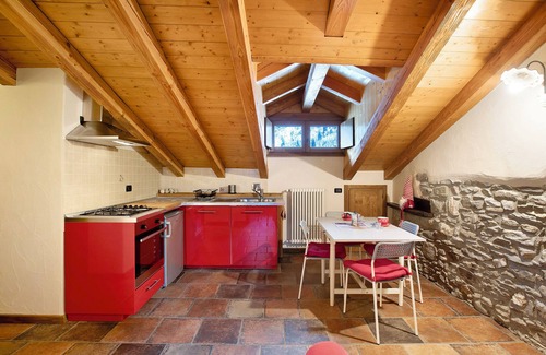 Villair House | Holiday Home 'Appartamento Aquila' with Mountain View, Shared Garden and Wi-Fi