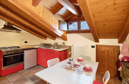 Villair House | Holiday Home 'Appartamento Aquila' with Mountain View, Shared Garden and Wi-Fi