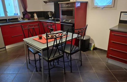 Maurens House | Holiday Home 'Appartement Type F4' with Shared Pool, Private Terrace and Wi-Fi