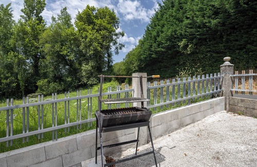 Forcarei House | Holiday Home 'As Neveiras' with Mountain Views, Private Garden and Wi-Fi