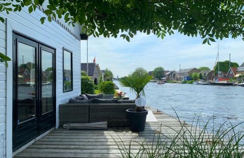 Municipality of Aalsmeer House | Holiday home at the water, fire place, boat and SUP rent, near Amsterdam